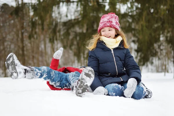 Δύο Αξιολάτρευτα Μικρά Κορίτσια Διασκεδάζουν Μαζί Όμορφο Χειμερινό Πάρκο Όμορφες — Φωτογραφία Αρχείου