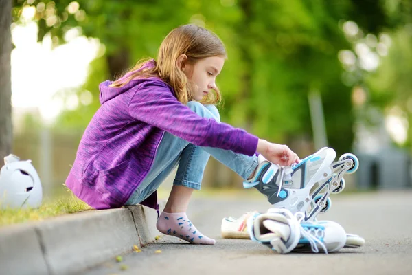 Niña Bonita Aprendiendo Patinar Hermoso Día Verano Parque Niño Con — Foto de Stock