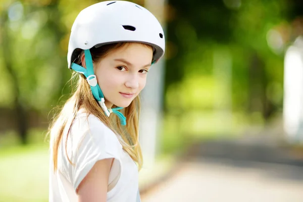 Niña Bonita Aprendiendo Patinar Hermoso Día Verano Parque Niño Con — Foto de Stock