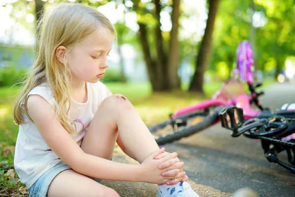 Cute Dziewczynka Siedzi Ziemi Spadając Roweru Lato Park Dzieci Podczas — Zdjęcie stockowe