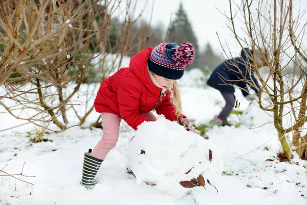 Adorables Petites Filles Construisant Bonhomme Neige Dans Cour Des Enfants — Photo