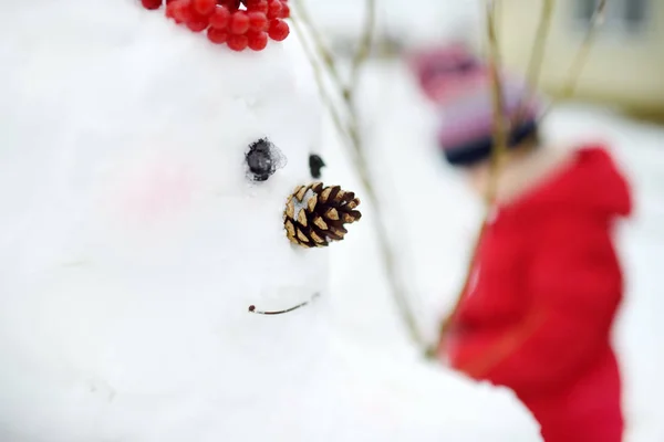 美丽冬日的小雪人 儿童和成人冬季活动 — 图库照片