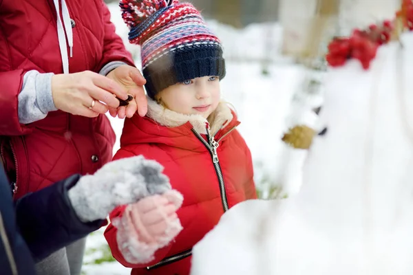 Söt Liten Flicka Och Hennes Farmor Bygga Snögubbe Bakgården Söta — Stockfoto