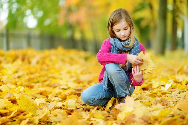 Niedliches Kleines Mädchen Das Einem Schönen Herbsttag Spaß Hat Glückliches — Stockfoto