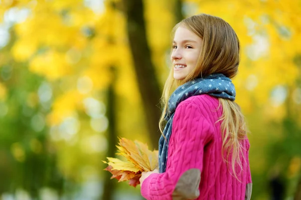 Schattig Klein Meisje Plezier Mooie Herfstdag Gelukkig Kind Spelen Herfst — Stockfoto