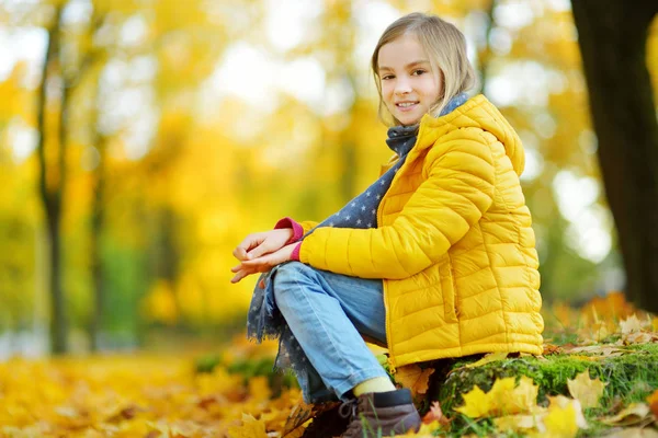 다운가 귀여운 공원에서 아이입니다 노란색가 단풍을 수집입니다 어린이 위한가 — 스톡 사진