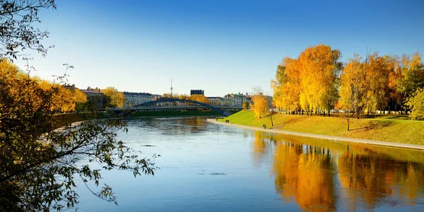 五颜六色的城市公园场面在秋天与橙色和黄色叶子 美丽的秋天风景在维尔纽斯 立陶宛 — 图库照片