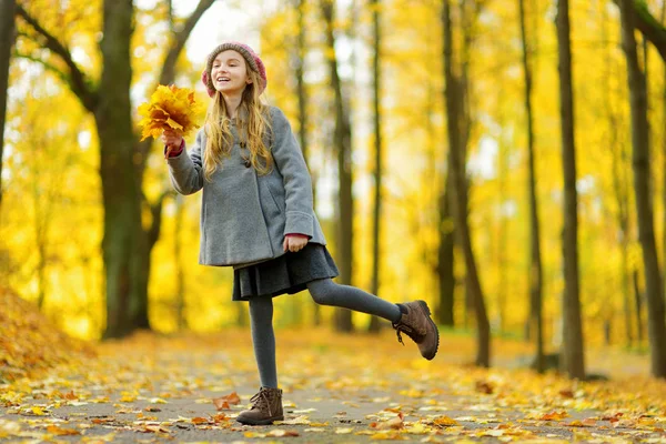 Linda Niña Divirtiéndose Hermoso Día Otoño Feliz Niño Jugando Parque — Foto de Stock