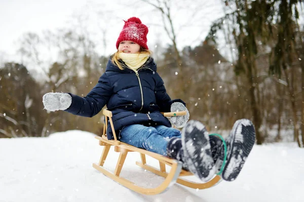 Rolig Liten Flicka Kul Med Släde Vacker Vinter Park Söta — Stockfoto