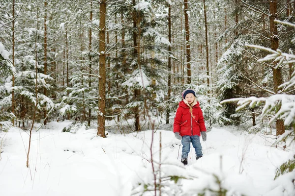 Adorable Niña Divirtiéndose Hermoso Bosque Invierno Feliz Niño Jugando Nieve — Foto de Stock