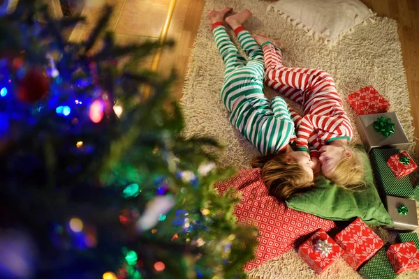Ευτυχισμένος Μικρότερες Αδελφές Φορώντας Πιτζάμες Χριστούγεννα Παίζοντας Από Μια Εστία — Φωτογραφία Αρχείου