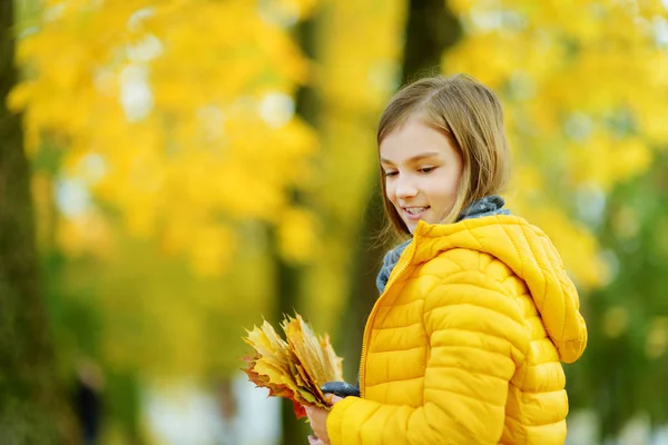 Carino Bambina Divertirsi Nella Bella Giornata Autunnale Bambino Felice Che — Foto Stock