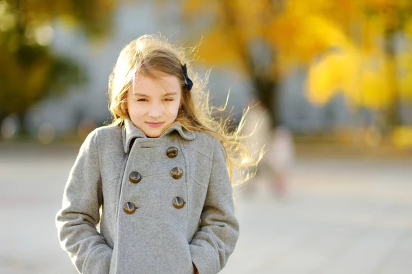Милая Маленькая Девочка Веселится Прекрасный Осенний День Счастливый Ребенок Играет — стоковое фото