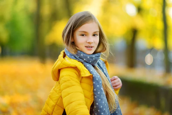 Niedliches Kleines Mädchen Das Einem Schönen Herbsttag Spaß Hat Glückliches — Stockfoto