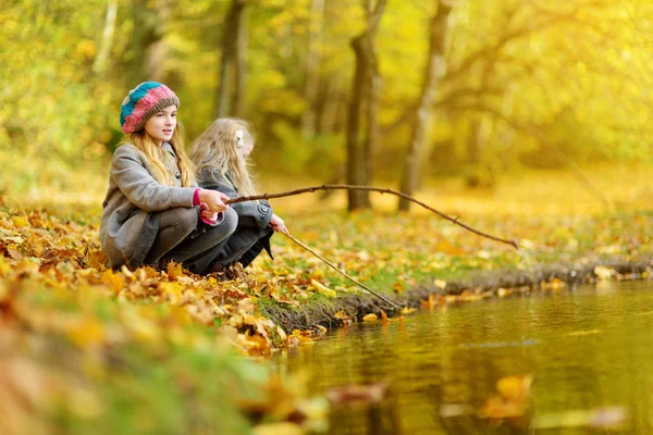 Милые Маленькие Девочки Играют Воды Прекрасный Осенний День Счастливые Дети — стоковое фото
