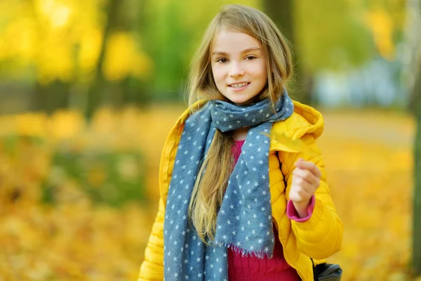 Милая Маленькая Девочка Веселится Прекрасный Осенний День Счастливый Ребенок Играет — стоковое фото