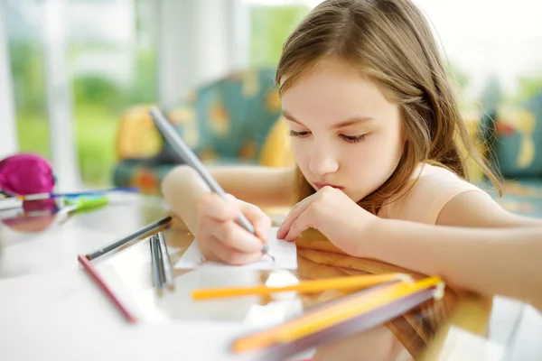 Aranyos Kislány Rajz Színes Ceruzák Egy Óvoda Kreatív Gyerek Iskolában — Stock Fotó