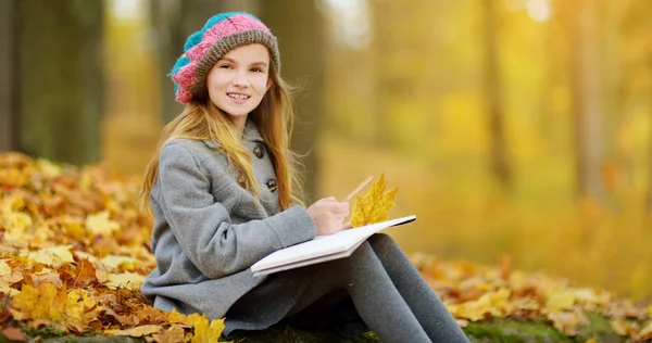 Cute Dziewczynka Szkicowanie Poza Piękny Jesienny Dzień Szczęśliwe Dziecko Grając — Zdjęcie stockowe