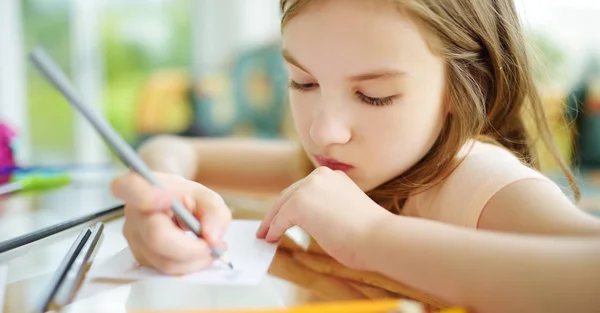 귀여운 소녀는 놀이방에 다채로운 드로잉 크리에이 학교에서 그림입니다 집에서 — 스톡 사진