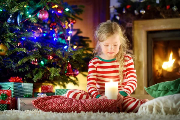 Ragazzina Felice Che Indossa Pigiami Natale Giocando Vicino Camino Accogliente — Foto Stock