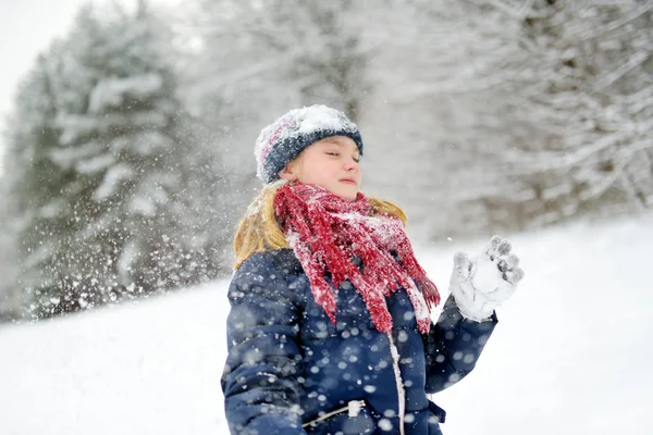 Adorable Niña Divirtiéndose Hermoso Parque Invierno Lindo Niño Jugando Una — Foto de Stock