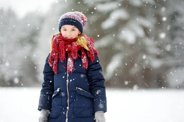 Αξιολάτρευτο Κοριτσάκι Διασκεδάζοντας Στο Όμορφο Χειμερινό Πάρκο Χαριτωμένο Παιδί Που — Φωτογραφία Αρχείου