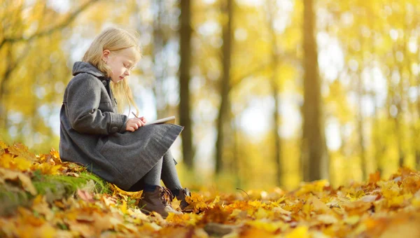 Cute Little Girl Sketching Beautiful Autumn Day Happy Child Playing — Stock Photo, Image