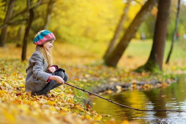 Jolie Petite Fille Jouant Bord Eau Sur Belle Journée Automne — Photo