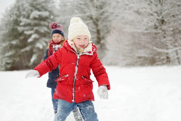 Zwei Entzückende Kleine Mädchen Die Zusammen Spaß Wunderschönen Winterpark Haben — Stockfoto