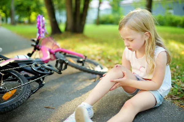 Schattig Klein Meisje Zittend Grond Een Val Van Haar Fiets — Stockfoto