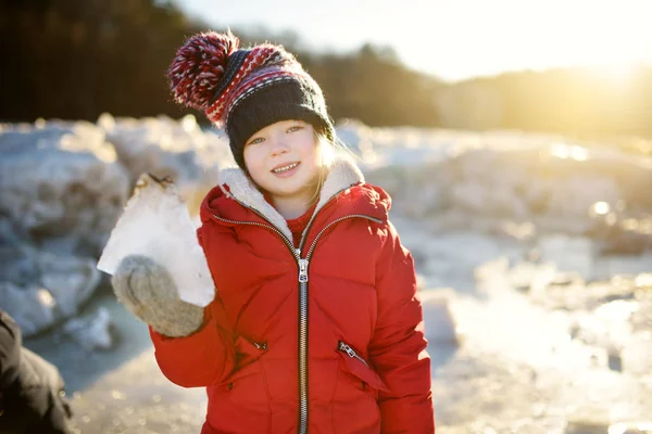 Niña Feliz Jugando Con Bloques Hielo Junto Río Congelado Durante —  Fotos de Stock