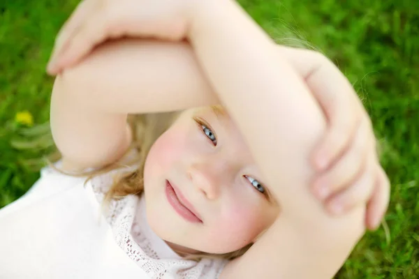 Petite Fille Mignonne Amusant Sur Une Herbe Sur Jardin Lors — Photo