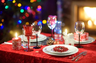 Noel partisi ya da yeni yıl kutlama evde güzel tablo ayarı. Rahat oda bir şömine ve Noel ağacı bir arka plan ile. Xmas zaman aile ve arkadaşlar ile.