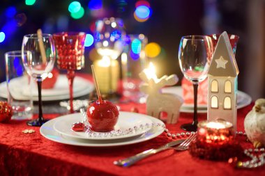 Noel partisi ya da yeni yıl kutlama evde güzel tablo ayarı. Rahat oda bir şömine ve Noel ağacı bir arka plan ile. Xmas zaman aile ve arkadaşlar ile.