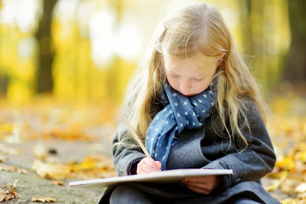 Schattig Klein Meisje Schetsen Buiten Mooie Herfstdag Gelukkig Kind Spelen — Stockfoto