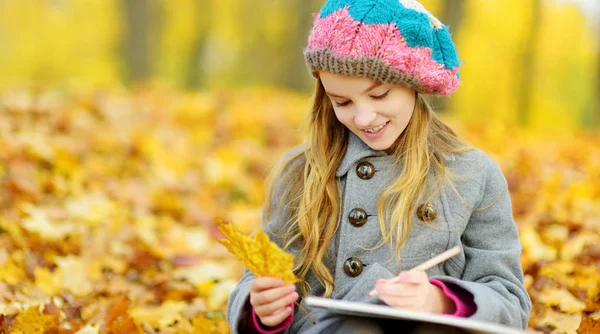 Schattig Klein Meisje Schetsen Buiten Mooie Herfstdag Gelukkig Kind Spelen — Stockfoto