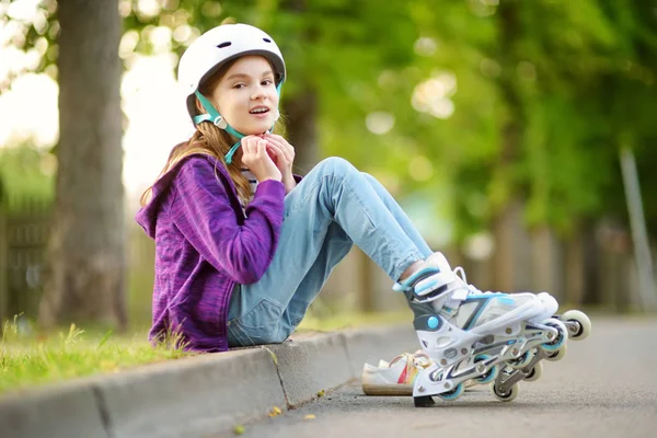 Niña Bonita Aprendiendo Patinar Hermoso Día Verano Parque Niño Con — Foto de Stock