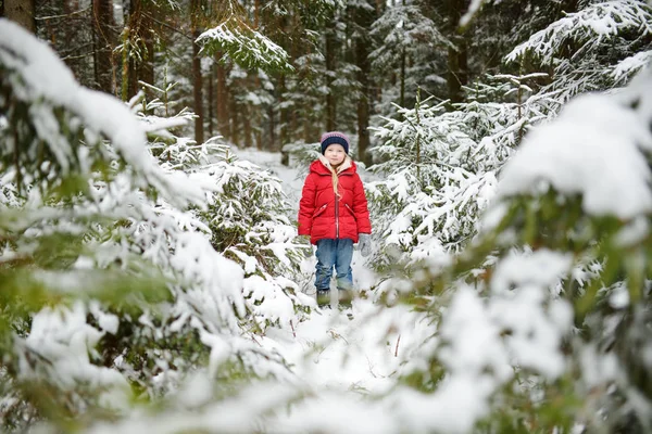 美しい冬の森で楽しく愛らしい少女 幸せな子供は 雪で遊ぶ 子供のための冬のアクティビティ — ストック写真