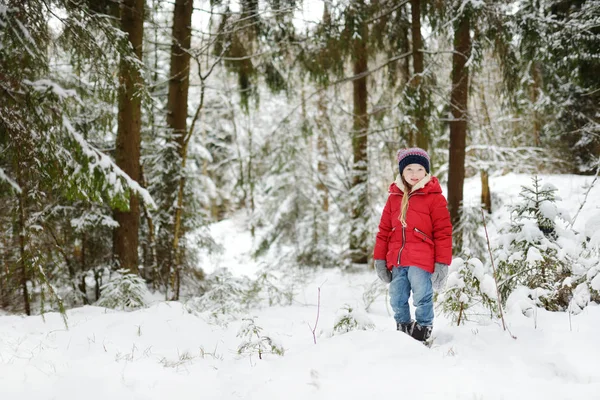 美しい冬の森で楽しく愛らしい少女 幸せな子供は 雪で遊ぶ 子供のための冬のアクティビティ — ストック写真