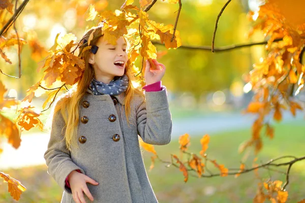 Schattig Klein Meisje Plezier Mooie Herfstdag Gelukkig Kind Spelen Herfst — Stockfoto