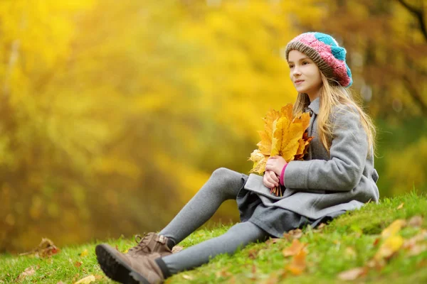 Słodkie Dziewczyny Trochę Zabawy Piękny Jesienny Dzień Szczęśliwe Dziecko Grając — Zdjęcie stockowe