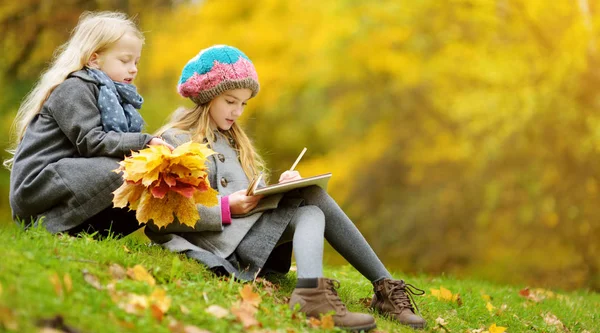 Słodkie Dziewczynki Szkicowanie Poza Piękny Jesienny Dzień Szczęśliwe Dzieci Bawiące — Zdjęcie stockowe