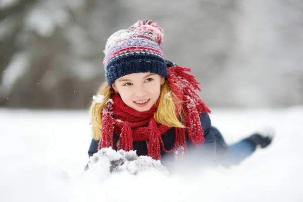 Aranyos Kislány Szórakozás Gyönyörű Téli Parkban Aranyos Gyermek Játszani Hóban — Stock Fotó