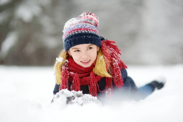 Schattig Meisje Plezier Prachtig Winter Park Schattig Kind Spelen Een — Stockfoto