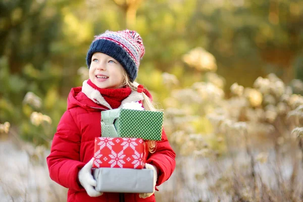 Adorable Niña Sosteniendo Montón Regalos Navidad Hermoso Día Invierno Soleado —  Fotos de Stock