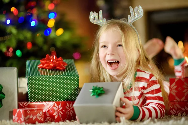 Menina Feliz Vestindo Pijama Natal Jogando Por Uma Lareira Uma — Fotografia de Stock