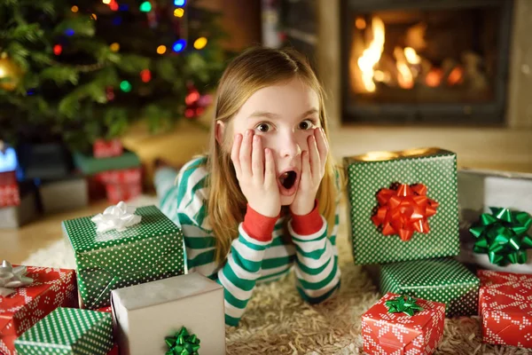 Niña Feliz Vistiendo Pijamas Navidad Jugando Junto Una Chimenea Una —  Fotos de Stock