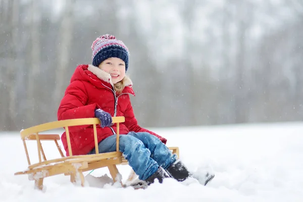Забавная Маленькая Девочка Развлекается Санями Красивом Зимнем Парке Милый Ребенок — стоковое фото