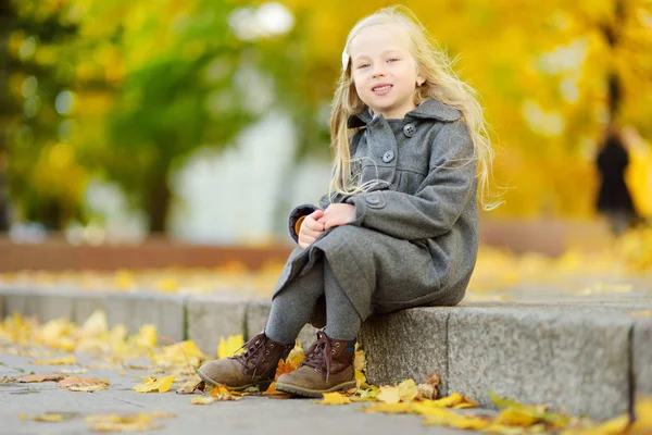 Aranyos Kislány Szórakoztunk Szép Őszi Napon Boldog Gyermek Játék Őszi — Stock Fotó