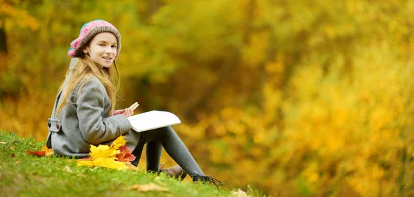 Cute Little Girl Sketching Beautiful Autumn Day Happy Child Playing — Stock Photo, Image